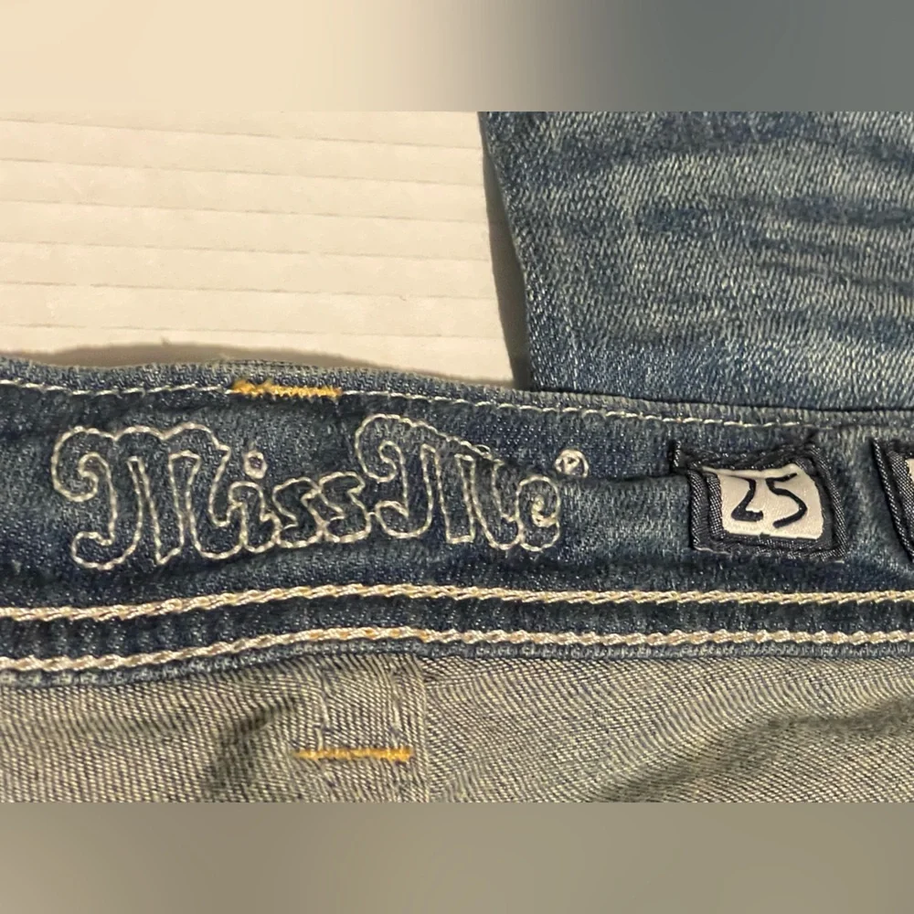 NWT Miss Me Women’s Boyfriend Capri Medium Wash Blue Jeans Size 25‎